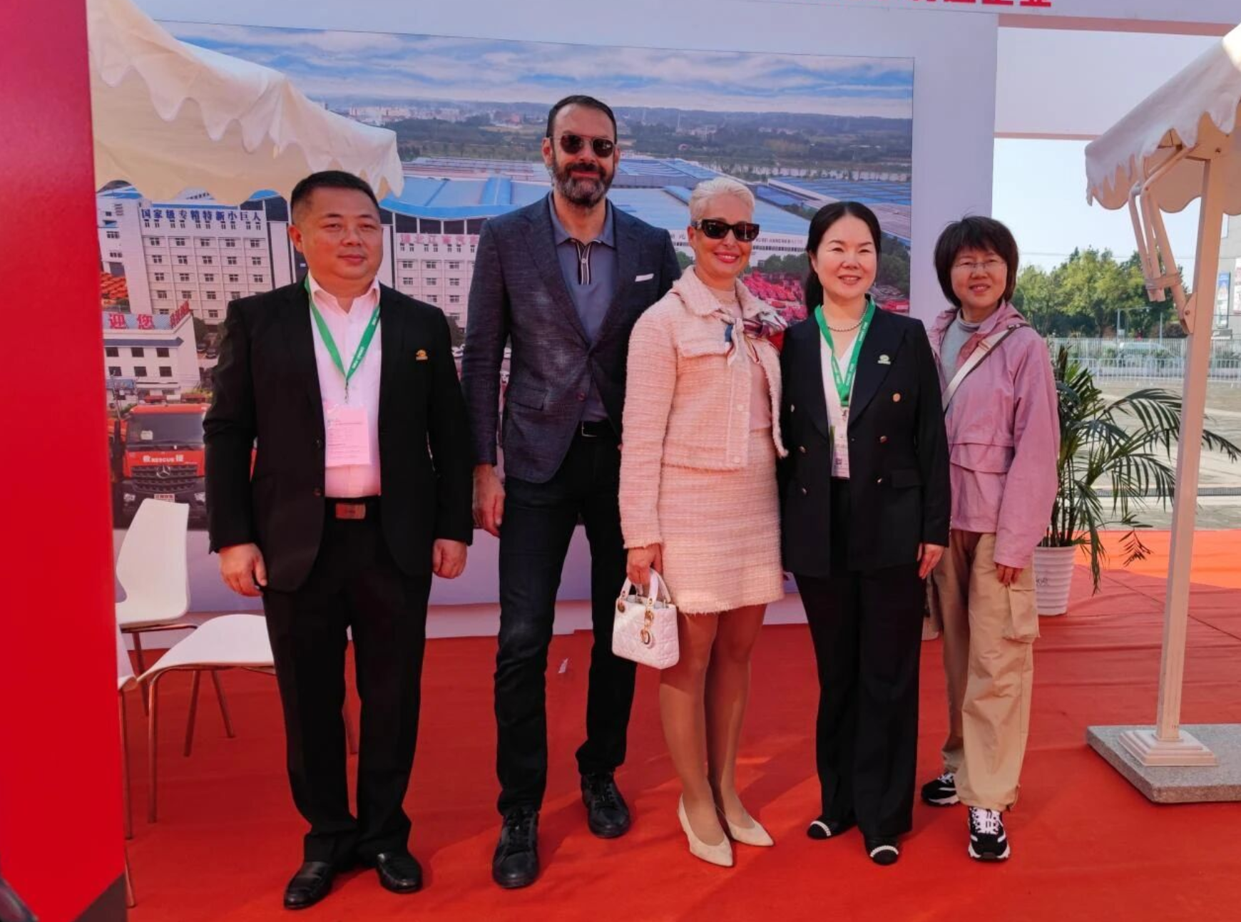 Overseas buyers at the Jiangte booth