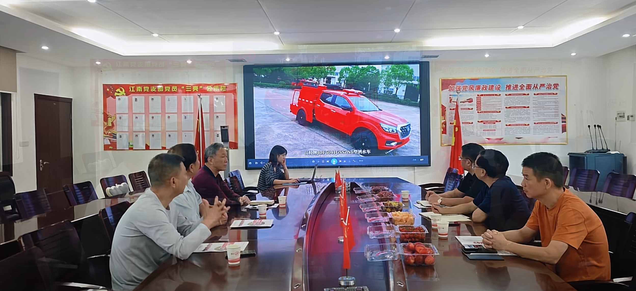 Jiangte pickup-chassis equipment fire truck on display
